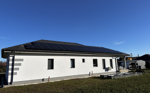 Green-Home által telepített napelemek egy családi házon